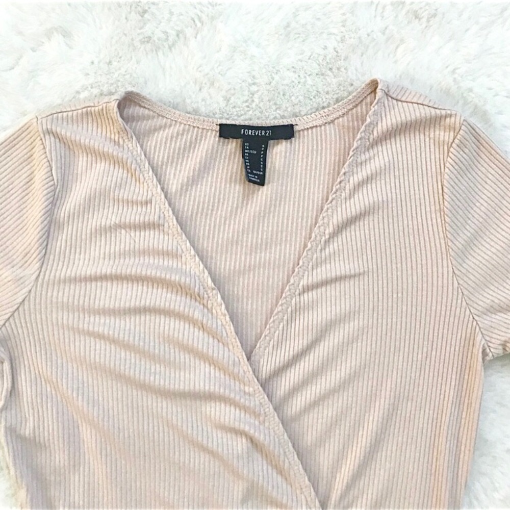 🌻 3/$20 Pink Short Sleeve Ribbed V Neck Bodysuit - Picture 2 of 7